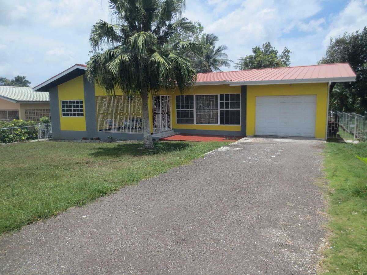 Chateau Yellow Mandeville Exterior photo
